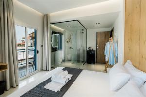 Un pat sau paturi într-o cameră la Vrachos Lofts