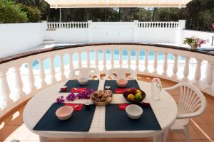 een tafel met een fruitschaal op een balkon bij YVONNE in L'Escala