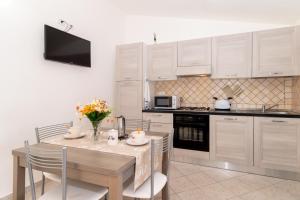 A kitchen or kitchenette at Casa Angus
