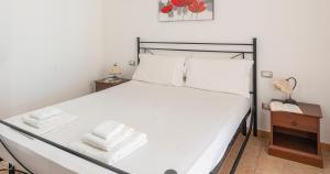 A bed or beds in a room at Domo Galante