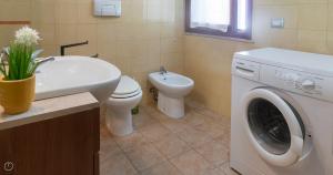 A bathroom at Domo Galante