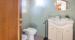 A bathroom at Domo Galante