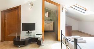 A television and/or entertainment centre at Domo Galante