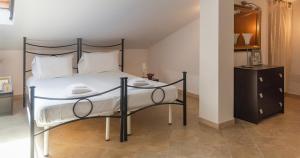 A bed or beds in a room at Domo Galante Még 37 kép
