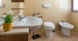 A bathroom at Domo Galante