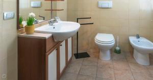 A bathroom at Domo Galante