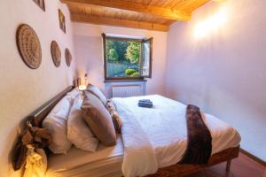 1 dormitorio con 1 cama y ventana en Pochi passi dalle piste di Les Arnaud, en Bardonecchia