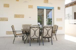 a dining room with a table and chairs at Villetta Giorgia Torre Suda in Torre Suda