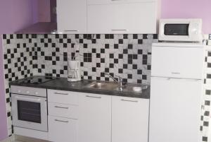 Kuchyňa alebo kuchynka v ubytovaní Apartments Marta - Zadar - near the sea + 18 fotografií