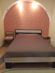 a bedroom with a bed with a red wall at Апартаменты с двумя спальнями на закрытой территории in Izmail