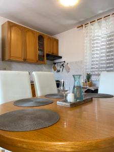 Kuchyň nebo kuchyňský kout v ubytování Apartmani Meri
