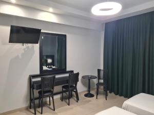 TV a/nebo společenská místnost v ubytování Perinthos Hotel