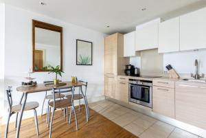 Riverside New build with balcony, 10 minutes from Oxford Circus