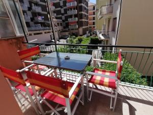 Una mesa y dos sillas en un balcón. en P in centro 2, en Sestri Levante