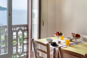 a table with a bowl of fruit and two glasses of orange juice at Maison Alice in Sorrento