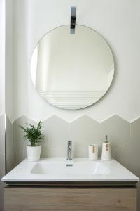 bagno con lavandino e specchio di La Veranda Bed and Breakfast a Ravenna