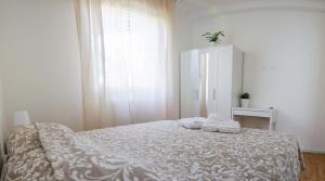1 dormitorio con 1 cama con toallas en La Veranda Bed and Breakfast en Rávena