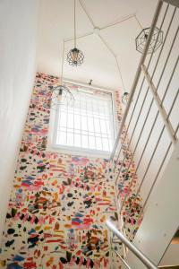 una scala con pavimento a mosaico e finestra di La Veranda Bed and Breakfast a Ravenna
