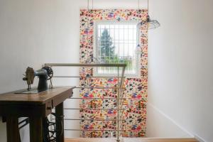 una máquina de coser sentada junto a una ventana con una cortina en La Veranda Bed and Breakfast, en Rávena