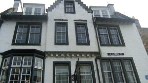 un edificio con ventanas en blanco y negro en Crawsteps, en Queensferry