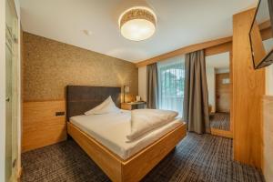 Postel nebo postele na pokoji v ubytování Kräuterhotel Hochzillertal