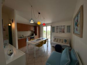 Kuchyňa alebo kuchynka v ubytovaní Casa vacanze La Balena2 + 16 fotografií