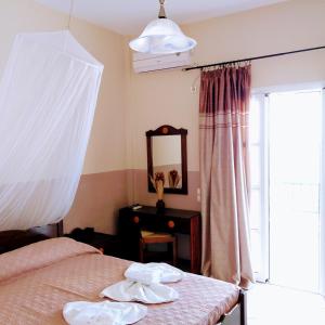 聖佩萊雅基提拉的住宿－繆斯9號酒店，一间卧室配有一张床,上面有两条毛巾