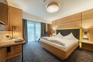 Postel nebo postele na pokoji v ubytování Kräuterhotel Hochzillertal
