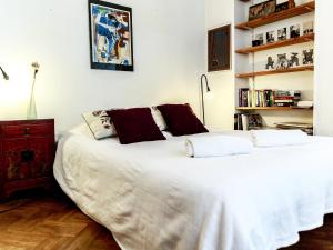 - une chambre avec un grand lit et des draps blancs dans l'établissement Montmartre Apartments Monet, à Paris