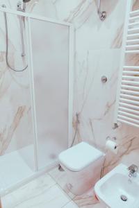 A bathroom at Relais CuoreNapoletano