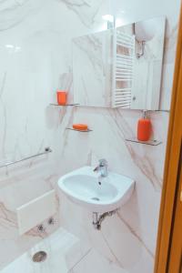 A bathroom at Relais CuoreNapoletano Még 33 kép