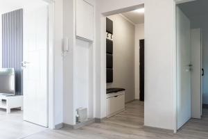 Televízia a/alebo spoločenská miestnosť v ubytovaní Quadratum Apartment by Noclegi Renters