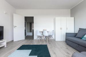 Posedenie v ubytovaní Quadratum Apartment by Noclegi Renters