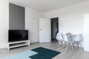 Televízia a/alebo spoločenská miestnosť v ubytovaní Quadratum Apartment by Noclegi Renters