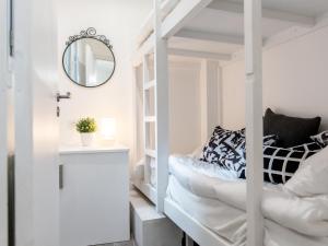 パリにあるMontmartre Apartments Matisseの二段ベッドと鏡が備わる客室です。