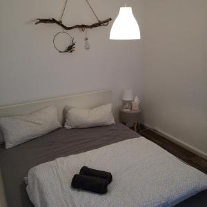 Un dormitorio con una cama con un sombrero negro. en Gemütliche Wohnung in Wolfegg - Das Tor zum Allgäu en Wolfegg