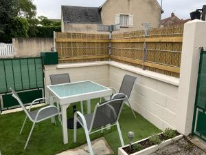 a small patio with a table and chairs at La MAIS'ANGE - Charmante maison proche centre in Blois