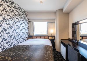 Cama ou camas em um quarto em APA Hotel Hakataeki Chikushiguchi