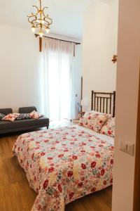 A bed or beds in a room at Relais CuoreNapoletano