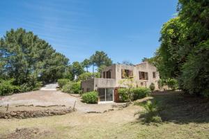 an old house in the middle of a field at La Pinède in Pietrosella