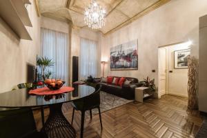 - un salon avec une table et un canapé dans l'établissement Nil Sine Deo, à Gênes