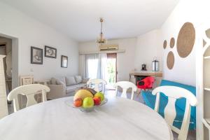 Posedenie v ubytovaní Marilyn Boutique Apartment near Sandy Beach