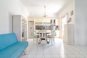 Posedenie v ubytovaní Marilyn Boutique Apartment near Sandy Beach + 23 fotografií