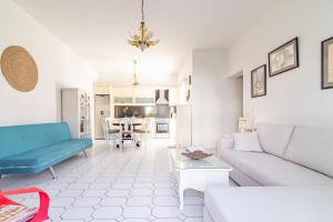 Posedenie v ubytovaní Marilyn Boutique Apartment near Sandy Beach