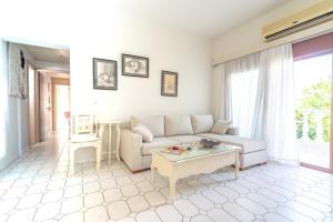 Posedenie v ubytovaní Marilyn Boutique Apartment near Sandy Beach