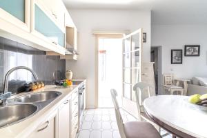 Kuchyňa alebo kuchynka v ubytovaní Marilyn Boutique Apartment near Sandy Beach