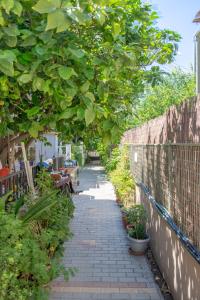 Vonkajšia záhrada v ubytovaní Marilyn Boutique Apartment near Sandy Beach