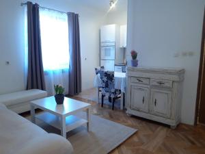 salon z kanapą i stołem w obiekcie Apartman Zuki w Zagrzebiu