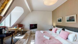 1 dormitorio con 1 cama grande con almohadas rosas en Schloss Grube, en Bad Wilsnack