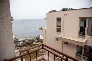 ソゾポルにあるConvenient 2-Bedroom Flat next to Harmanite Beach by Flаt Mаnagerの建物のバルコニーから見える海の景色